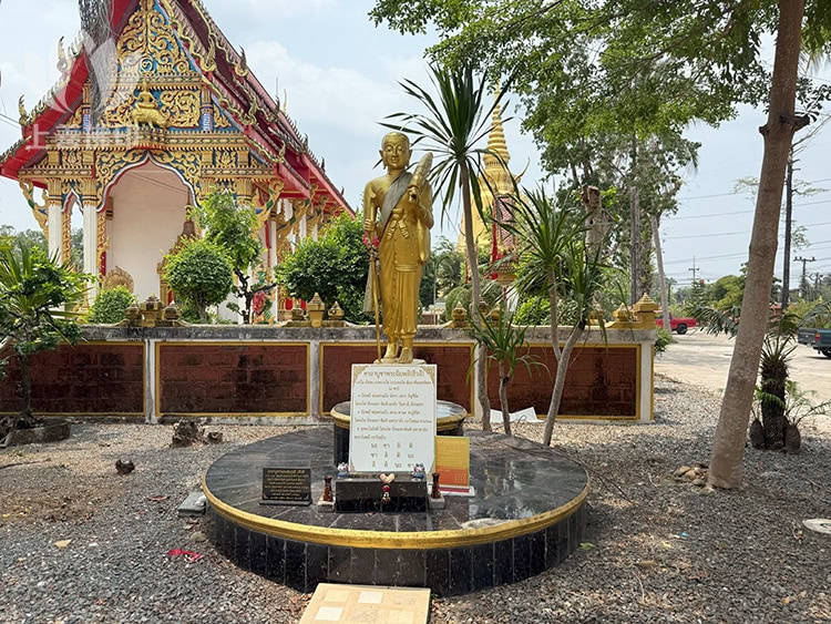 龍婆Bua Wat Si Buraparam - 寺廟介紹