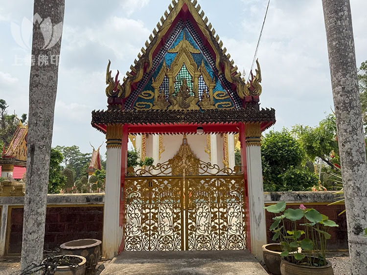 龍婆Bua Wat Si Buraparam - 寺廟的門口