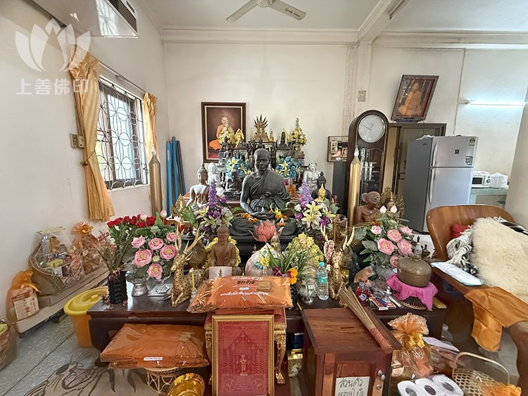 龍婆Bua Wat Si Buraparam - 寺廟內師父的座位