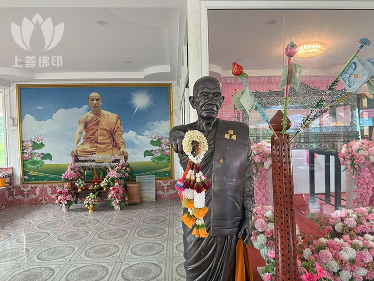 Wat Sri Song Tam寺廟龍婆術朴的銅像