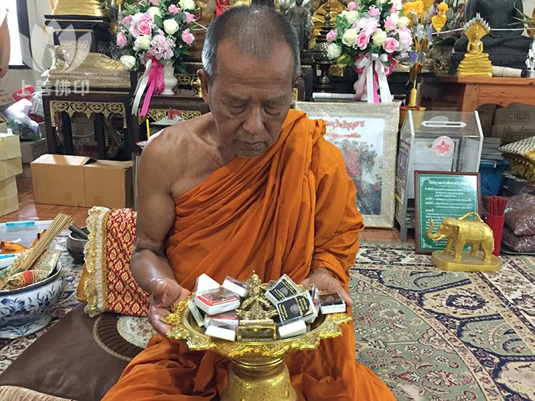龍婆壯Wat Boonyarit寺廟內龍婆壯為聖物加持
