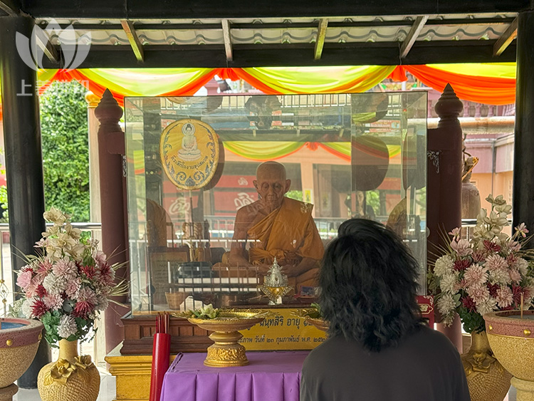 龍婆史 Wat Khao Tham Bunnak 寺廟內師父的供奉像