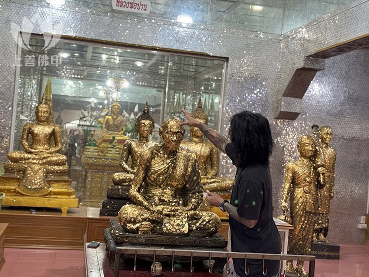 龍婆篇 Wat Kroen Ka Thin 寺廟內, 我在貼金