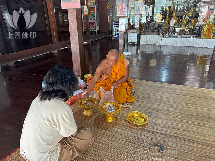 龍婆孔 Wat Phetburi寺廟內的高僧(拍攝於2568年)