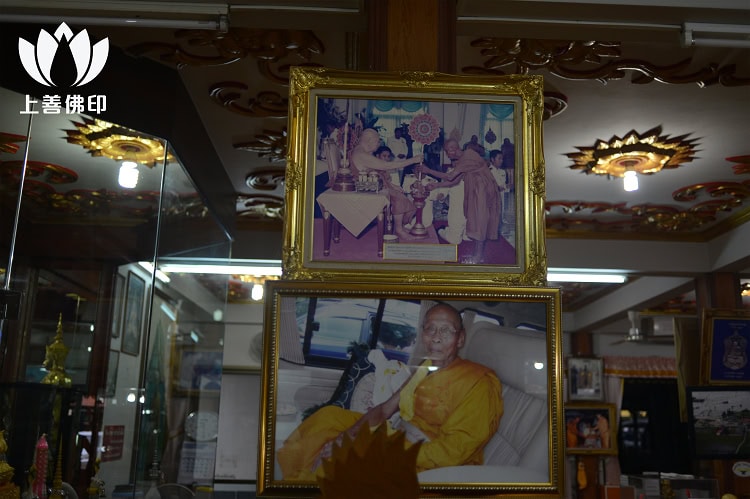 龍婆篇 Wat Kroen Ka Thin 寺廟內有圖片, 有關泰皇御賜「พระครูวิมลสมณวัตร」(Phra Khru Sanyabat)封號