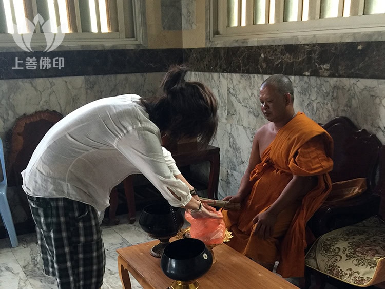 龍婆孔 Prasat Phet供奉處, 正在供僧