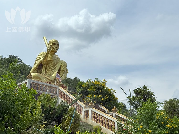 龍婆史 Wat Khao Tham Bunnak 寺廟外有巨型的師父自身像