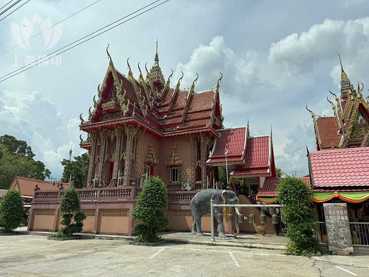 龍婆史 Wat Khao Tham Bunnak 寺廟的佛堂
