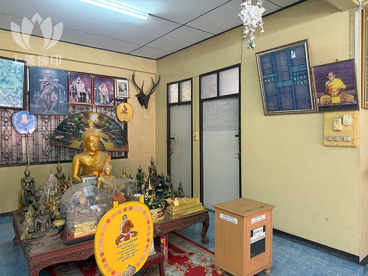 龍婆史 Wat Khao Tham Bunnak 寺廟內供請處一角，佛牌展示