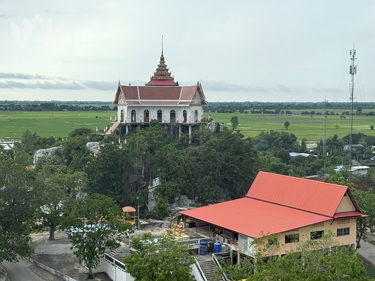 龍婆邦美 Wat Khao Samo Khon - 寺廟由山頂望下來