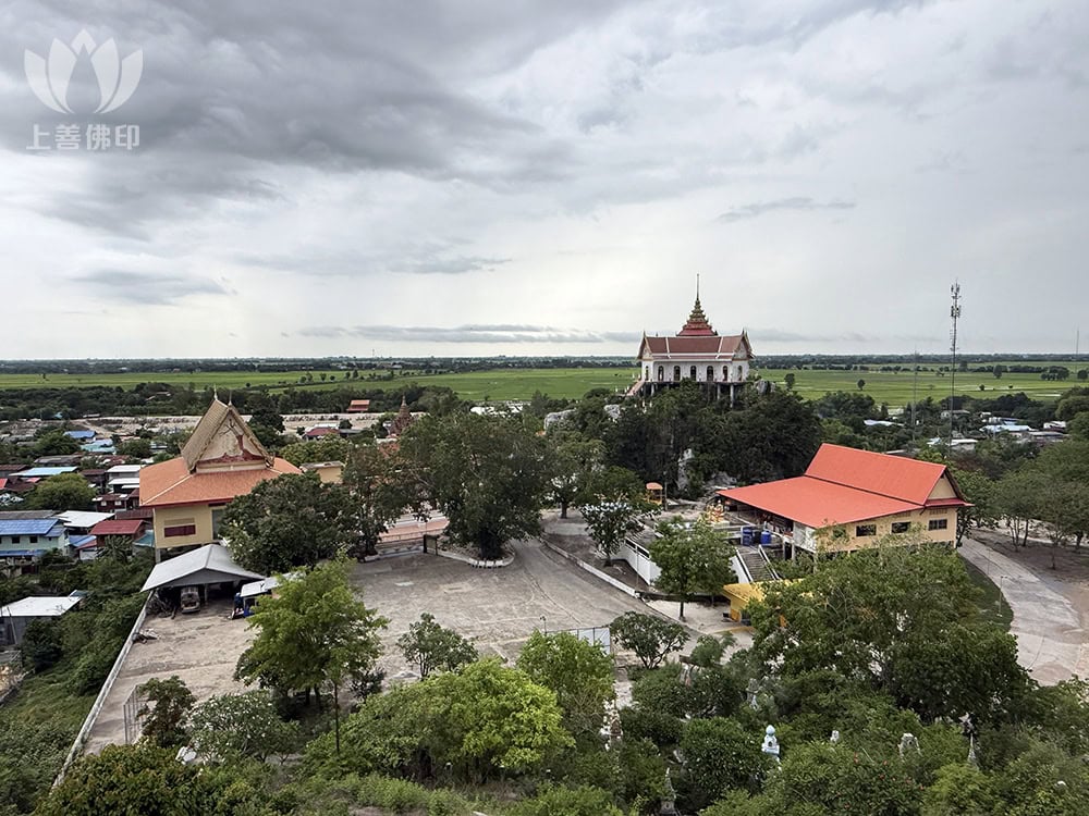 龍婆邦美 Wat Khao Samo Khon - 寺廟由山頂望下來