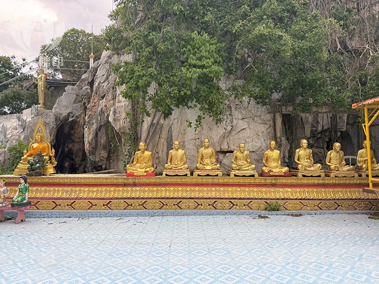 龍婆邦美 Wat Khao Samo Khon - 寺廟內擺放多位聖僧