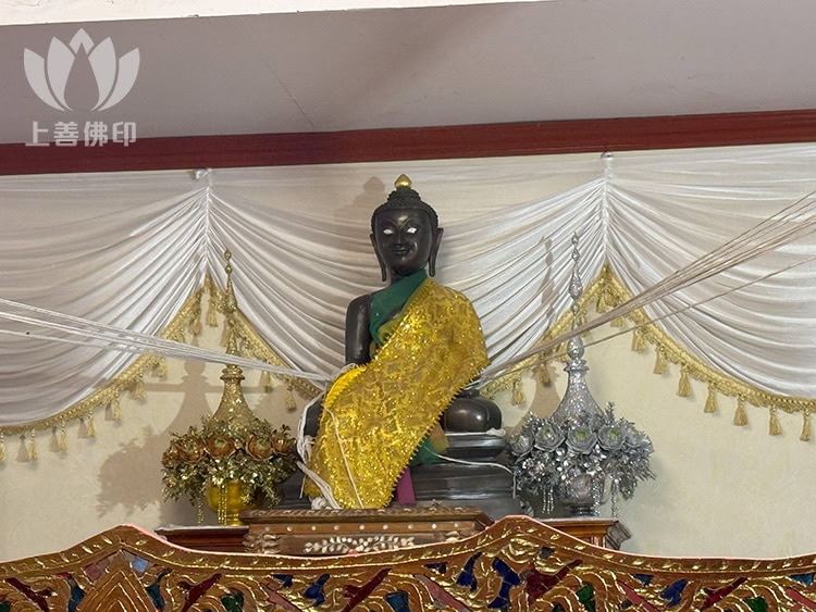 龍婆邦美  Wat Khao Samo Khon - 寺廟內被稱為 “หลวงพ่อสัมฤทธิ์” 的黑色佛像