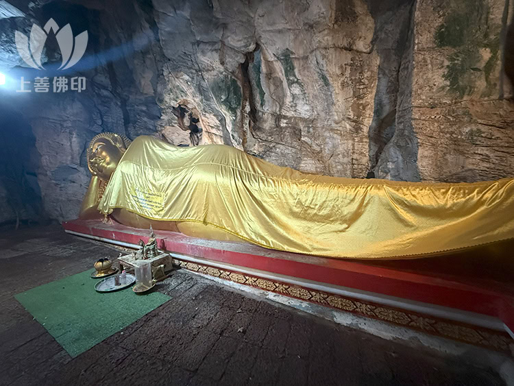 龍婆邦美 Wat Khao Samo Khon - 寺廟內山洞的臥佛