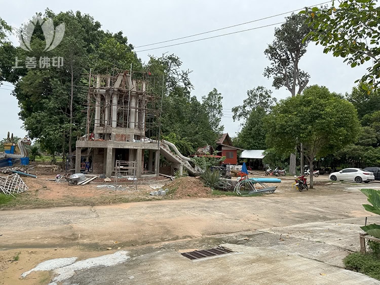 廟旁邊, 準備擴建中