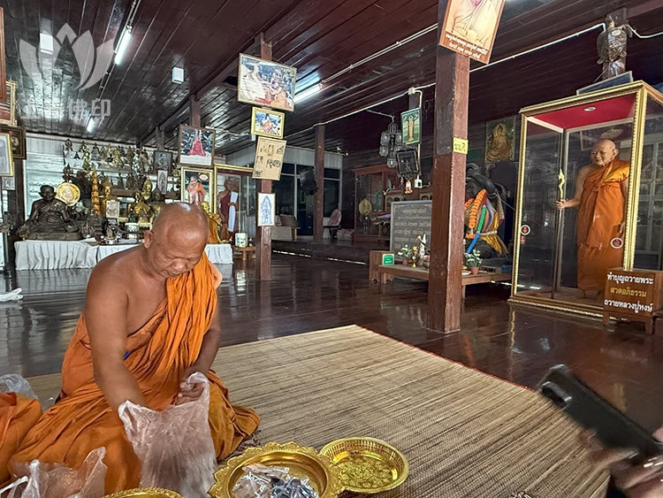 龍婆孔 Wat Phetburi寺廟內的高僧加持中(拍攝於2568年)