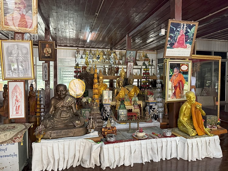 龍婆孔 Wat Phetburi寺廟內的法壇(拍攝於2568年)