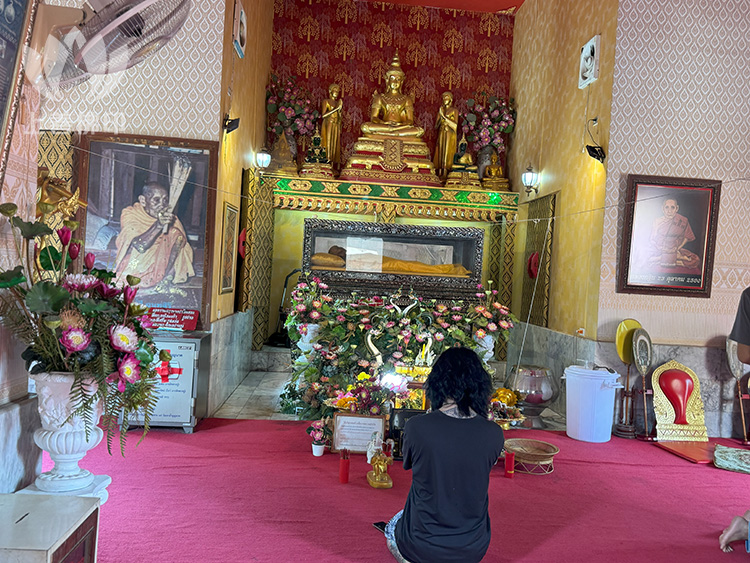 龍婆史 Wat Khao Tham Bunnak 寺廟內師父的金身