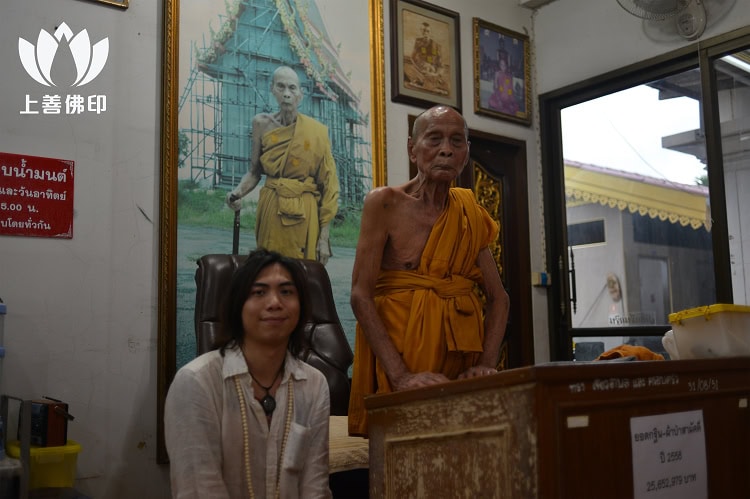 龍婆篇 Wat Kroen Ka Thin 寺廟我與師父合照