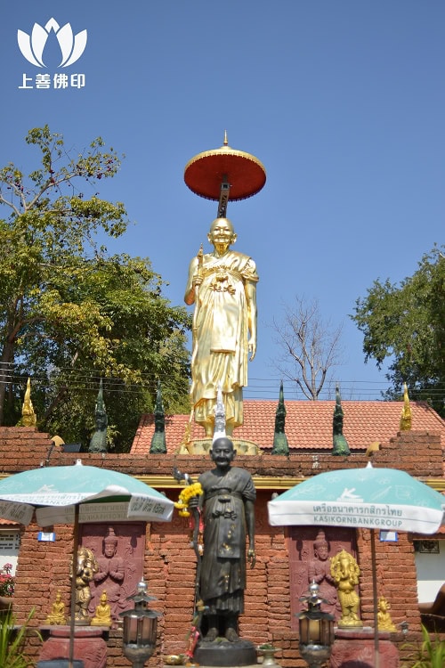 龍婆孔 Wat Phetburi寺廟外的金身正面