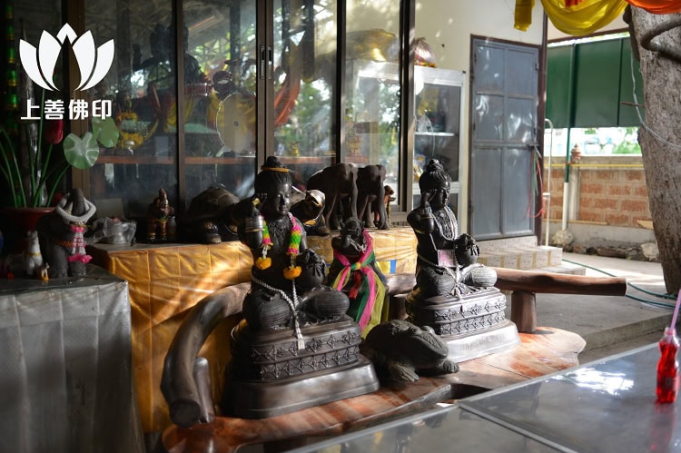 龍婆孔 Prasat Phet供奉處的古曼童