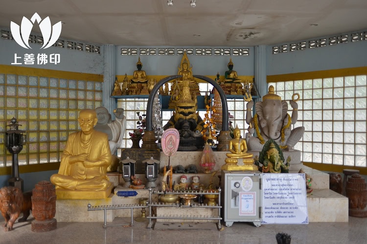 龍婆孔 Prasat Phet供奉處的法壇