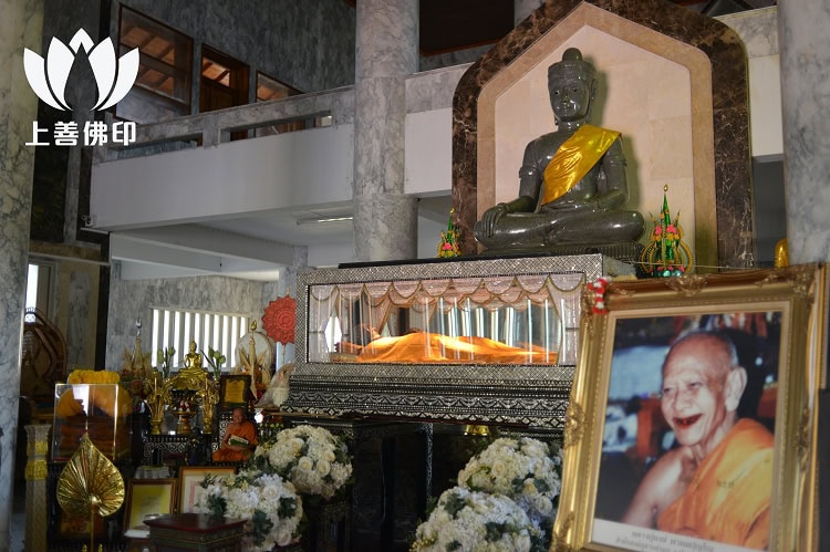 龍婆孔 Prasat Phet供奉處的師父金身