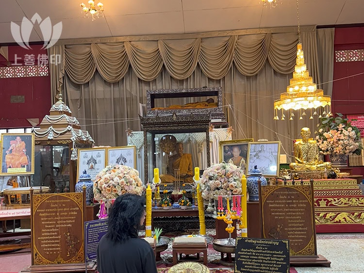 寺廟內師父的金身內拜訪龍婆碰師父