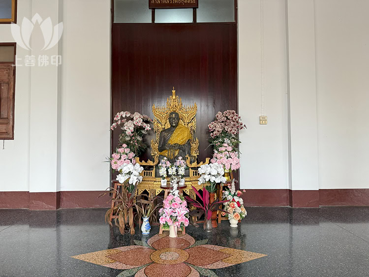 寺內門口擺放著師父的銅像