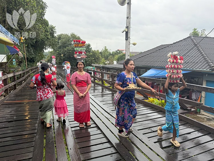 寺廟附近著名的孟族木橋,傳統的mon民俗衣著