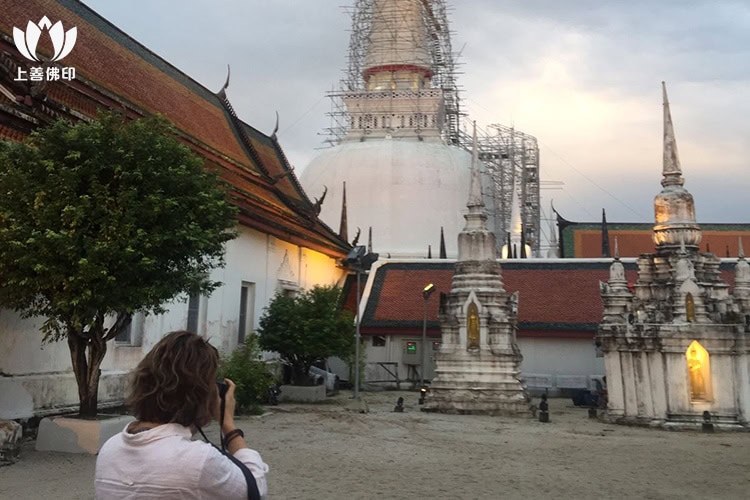 為Wat Phra Mahathat Woramahawihan 屈馬哈塔寺拍攝中