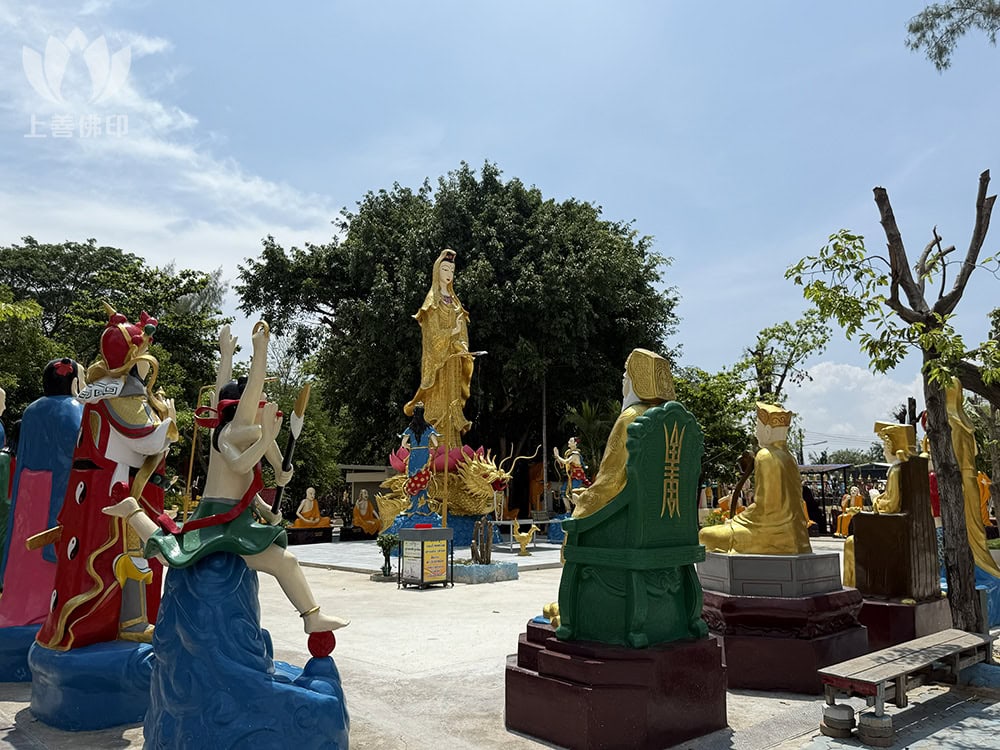 寺廟內殿旁的「地獄與天堂」園區
