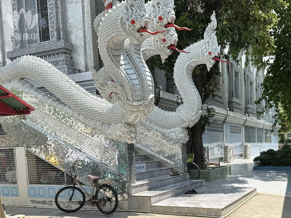 寺廟樓梯都很精緻, 是水龍法相
