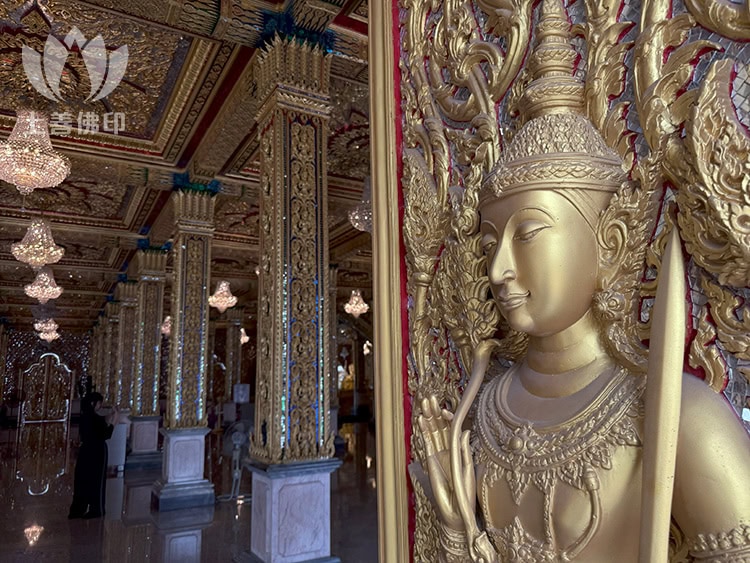 廟內建築細節，金色瓦片