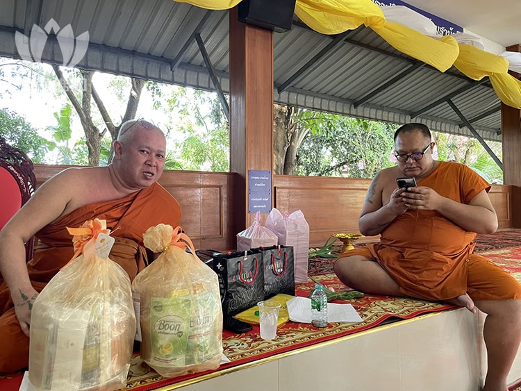 寺廟, 左邊為Phra Palad Kritthichai師父 (拍攝於2567)