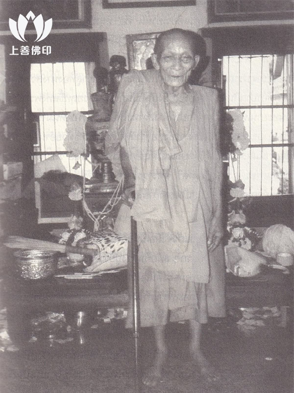 龍婆駕龍 (或譯為 龍婆卡隆) 法會中