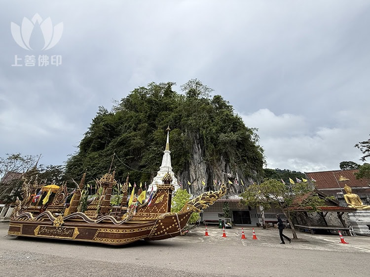 寺廟外，山中又有山