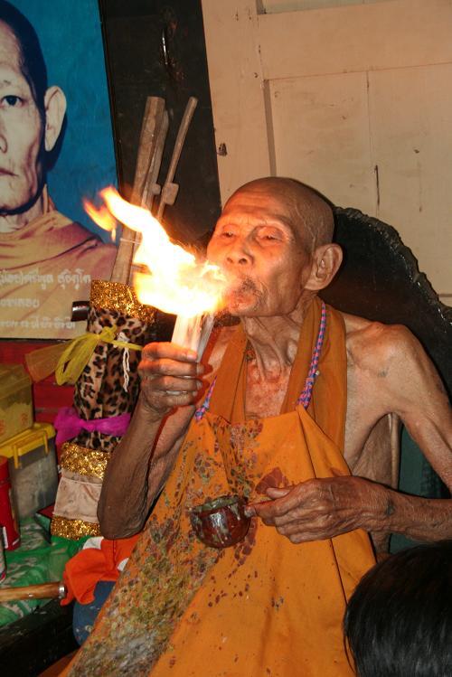 龍婆朗師父晚年時期的修行照片