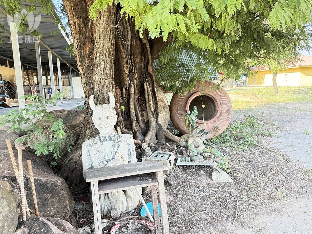 寺廟外有個好詭異的東西