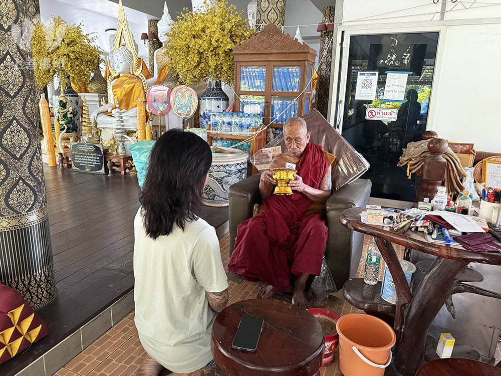 寺廟龍婆察師父為聖物再加持