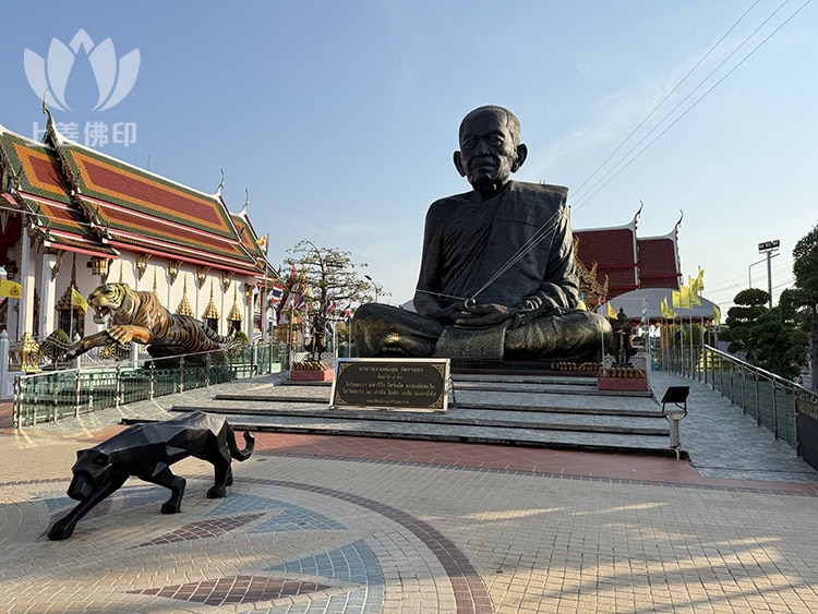 寺廟內有隻幾何圖的動物擺設