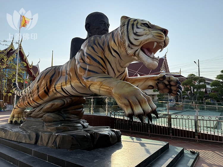 Wat Pako Samwanaram 寺廟外建築細節，金色瓦片裝飾