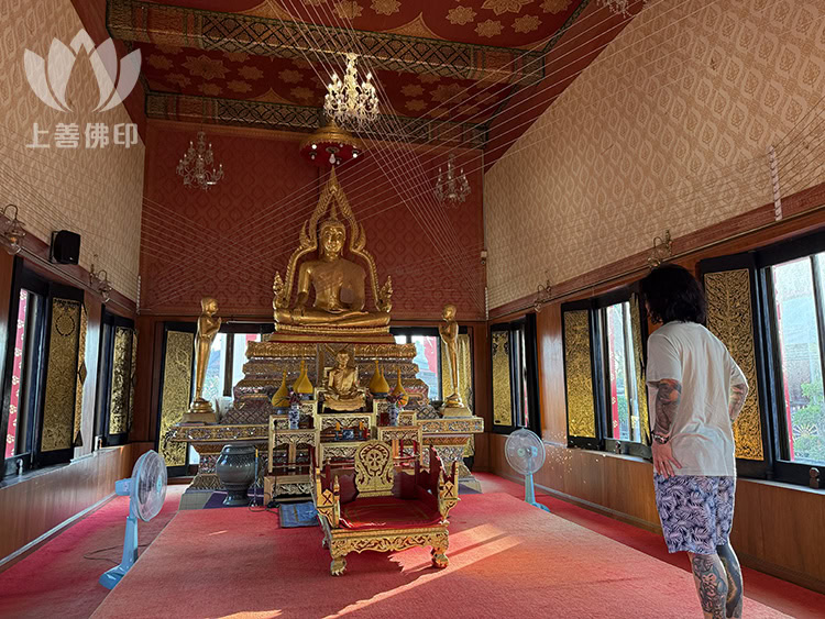 寺廟內拜成功佛
