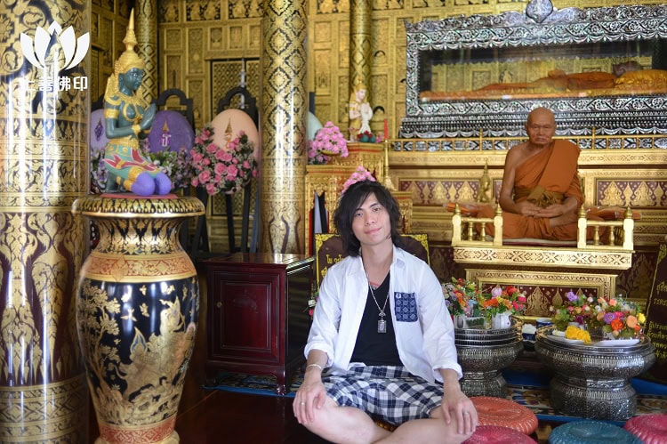 寺廟內與龍婆添師父合照