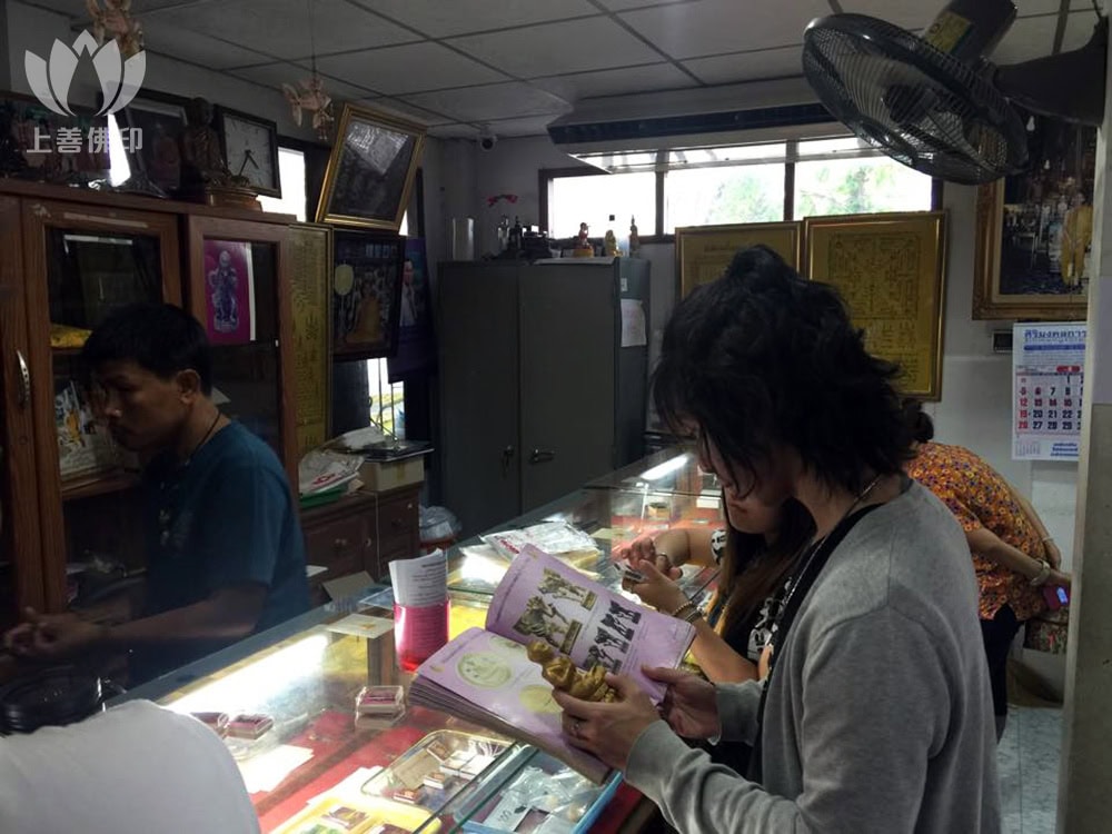  寺廟當時還有少量龍婆沙礦 的聖物 (拍攝於2557)