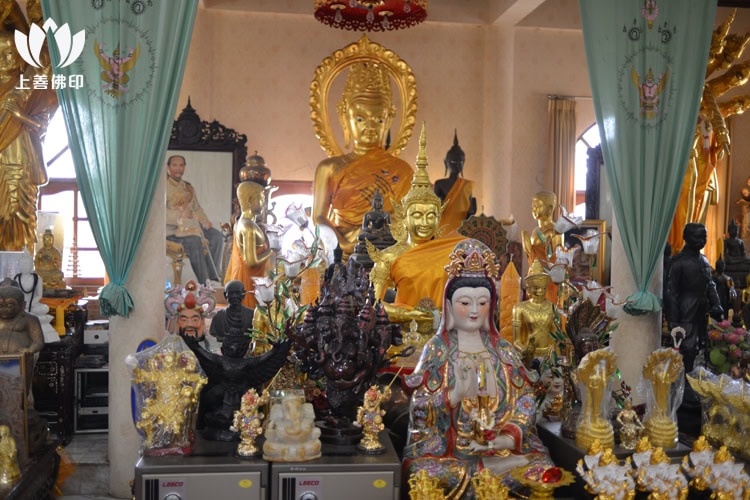 寺廟內師父的法壇