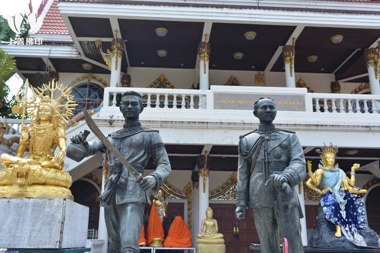 寺廟門口放了5世王 (但之後不見了)