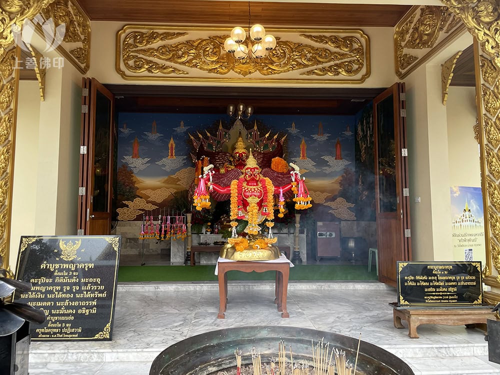 寺廟有著名的鷹神給人拜