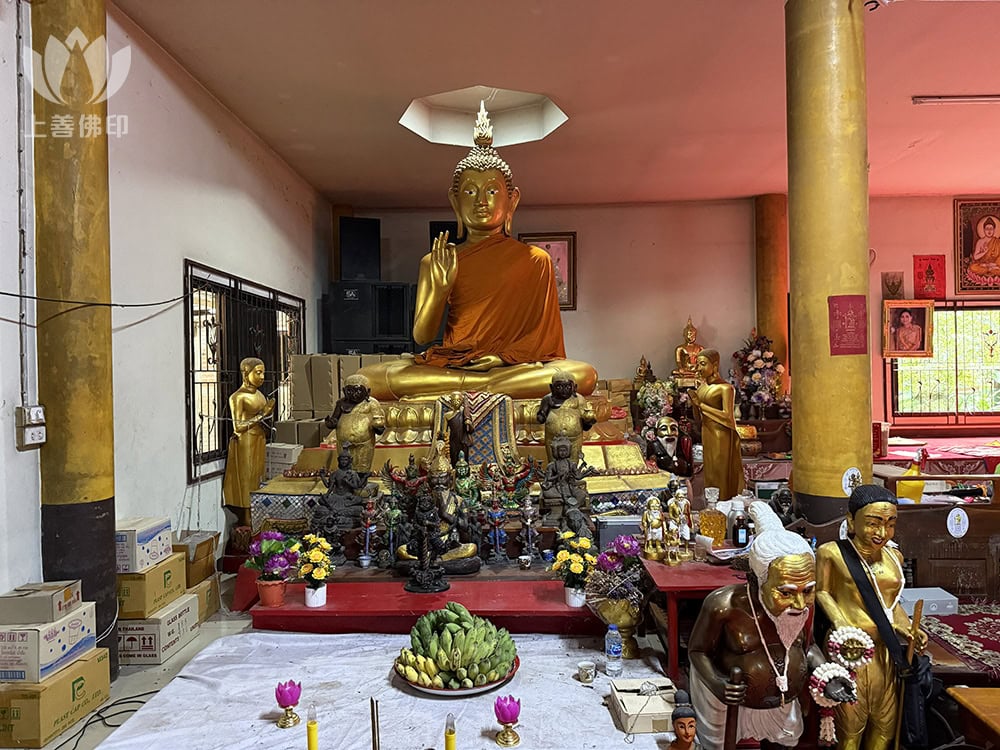 寺廟內師父的法壇, 十年間多了不少佛像