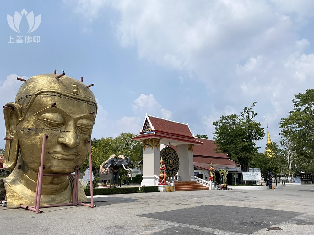 寺廟多了一個佛頭, 看來準備添加一尊巨佛